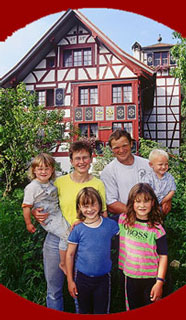 Die Familie Messmer vor dem Rosentürmli